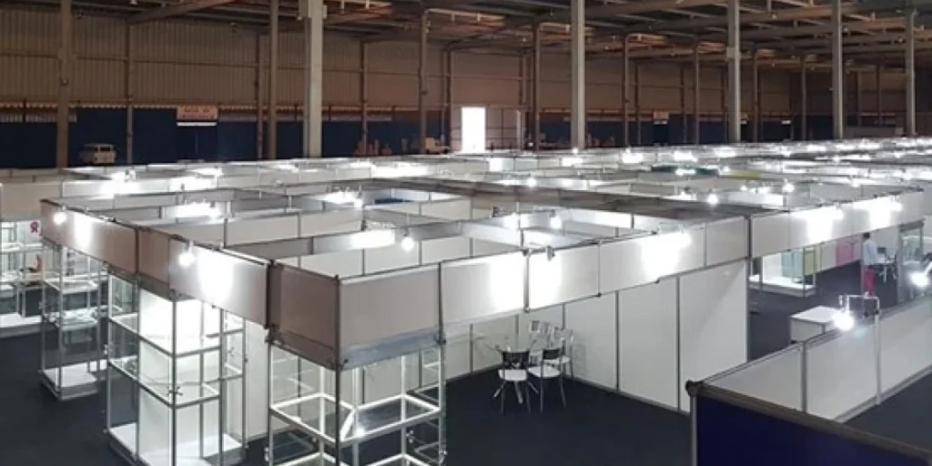 Estruturas de estandes em montagem para um evento
