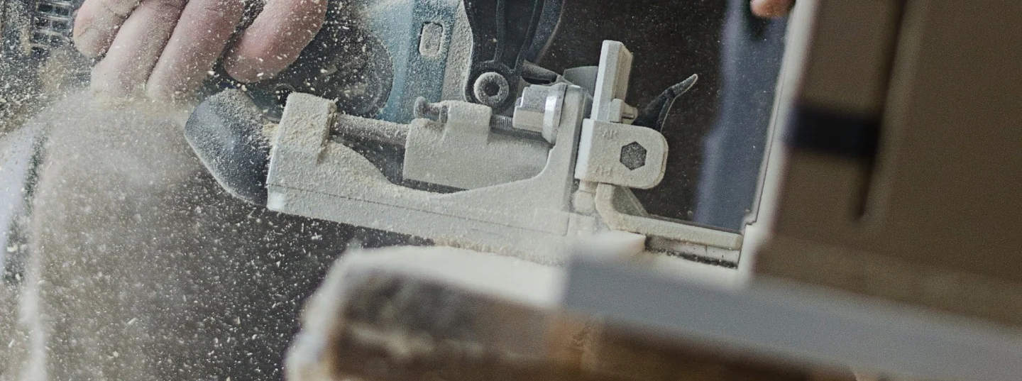 Detalhe de uma máquina trabalhando uma peça de madeira